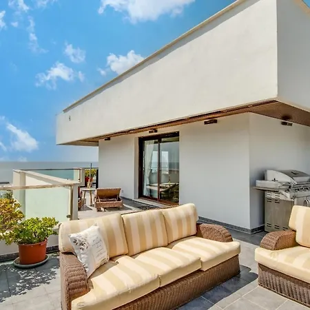 Camarate Golf Penthouse Apartman *